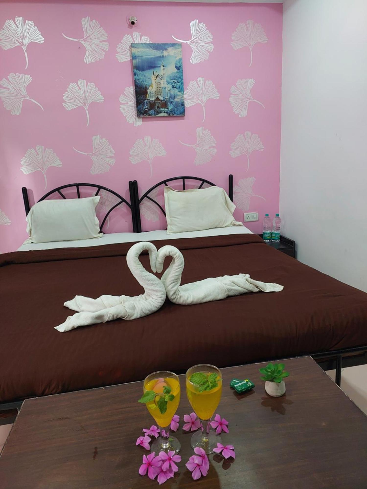 Hotel Queen Queen Sea Калангуте Екстериор снимка