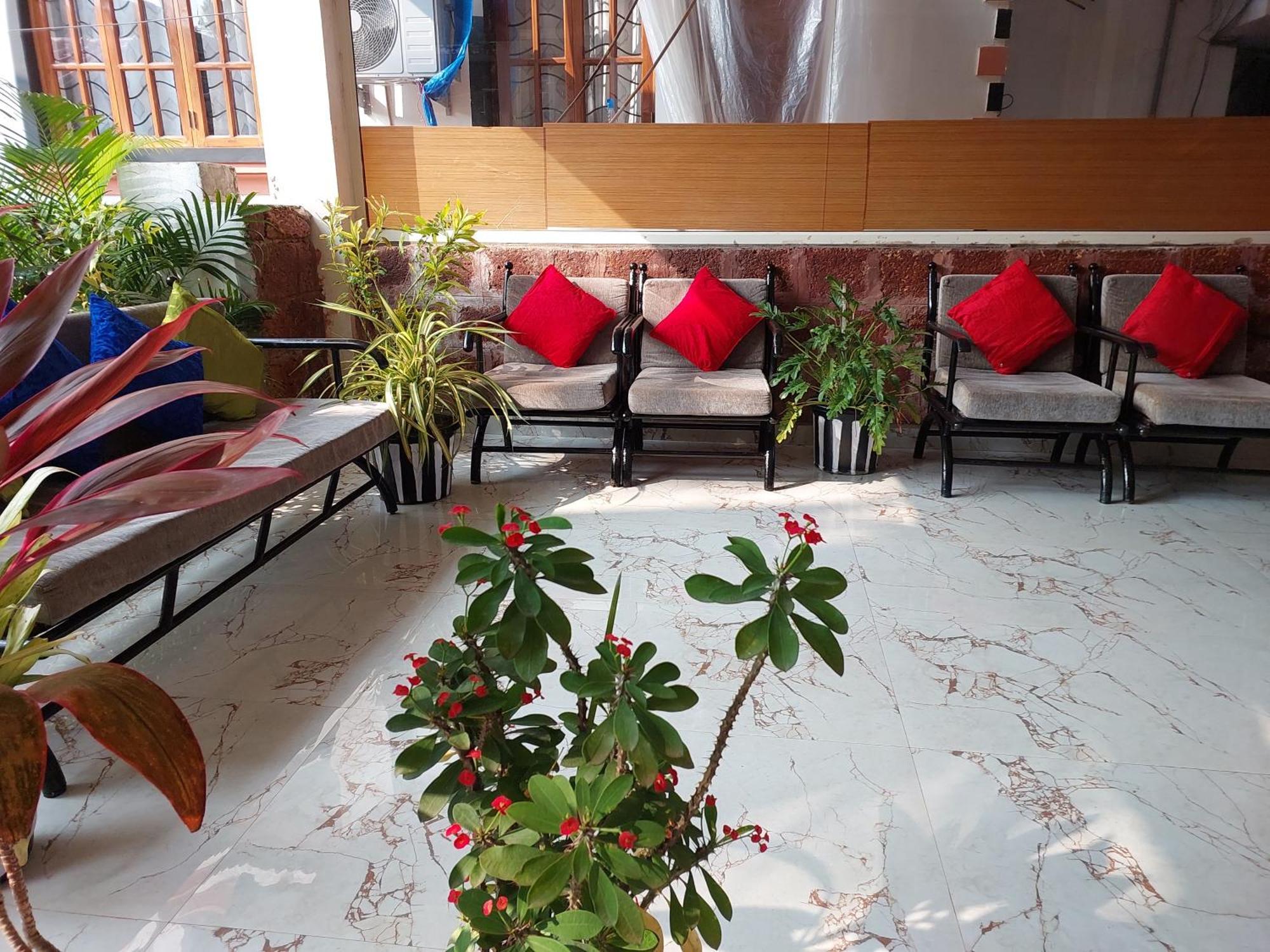 Hotel Queen Queen Sea Калангуте Екстериор снимка